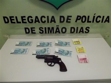 ARMA E DINHEIRO DO CRIME - FOTO DENILSON MATOS