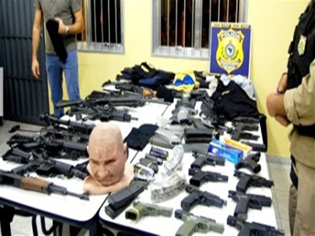 Arsenal com fuzis, pistolas e explosivos é apreendido dentro de casa na  Zona Leste de São Paulo, São Paulo