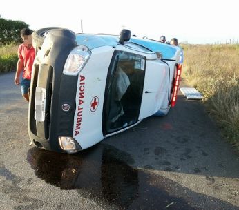 AMBULÂNCIA CAPOTA E DUAS PESSOAS FICAM FERIDAS