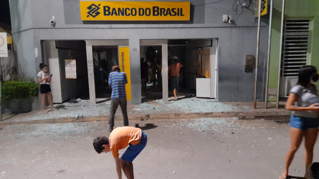 CORONEL JOÃO SÁ/BA: BANDIDOS EXPLODEM BANCO DO BRASIL