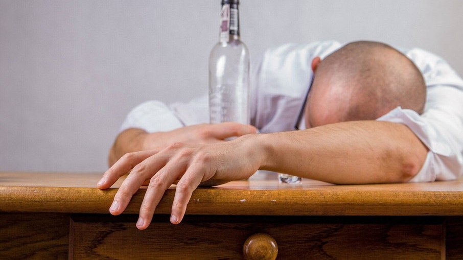 CIGARROS E BEBIDAS ALCOÓLICAS: GOVERNO FEDERAL ESTUDA AUMENTAR PREÇO