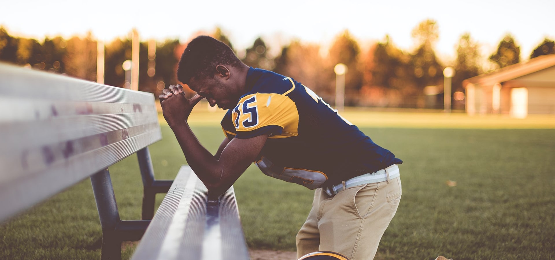 QUANTO MAIS ANDARMOS NA LUZ, EM ORAÇÃO COM A PALAVRA DE DEUS, TANTO MAIS SABEREMOS A DIFERENÇA ENTRE O VERDADEIRO E O FALSO