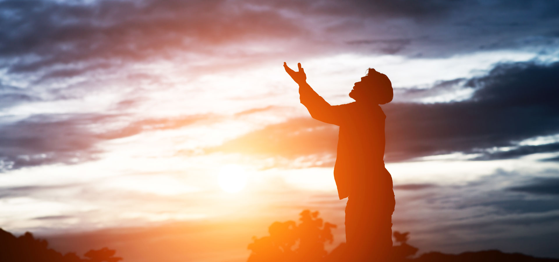 OS VERDADEIROS PORTADORES DE LUZ FICAM INVISÍVEIS E SÓ SE VÊ A LUZ QUE ELES IRRADIAM