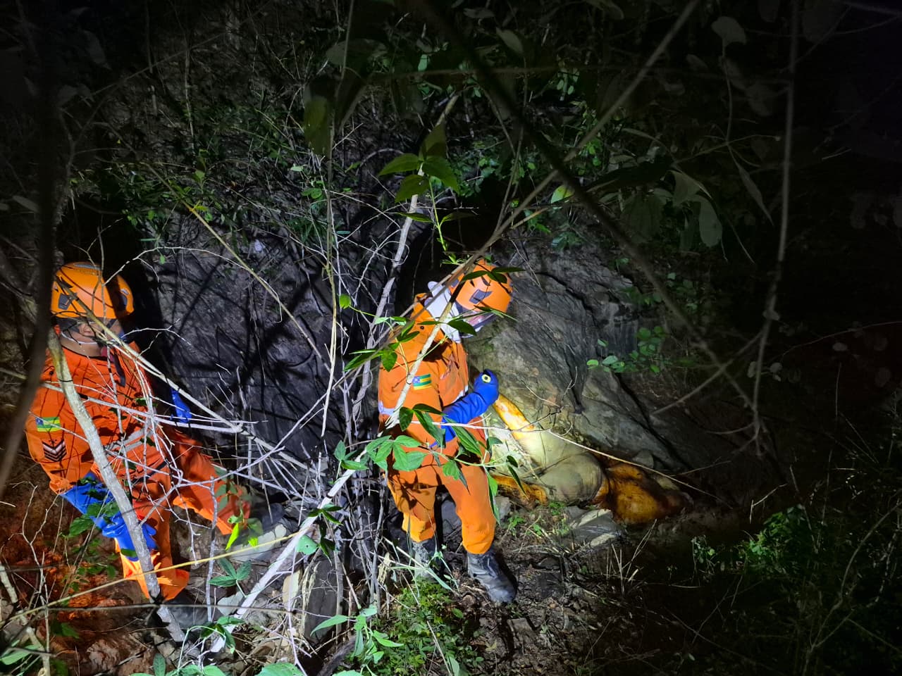 BOMBEIROS REALIZAM RESGATE DE UM CADÁVER EM UMA ÁREA DE DIFÍCIL ACESSO NO MUNICÍPIO DE SIMÃO DIAS