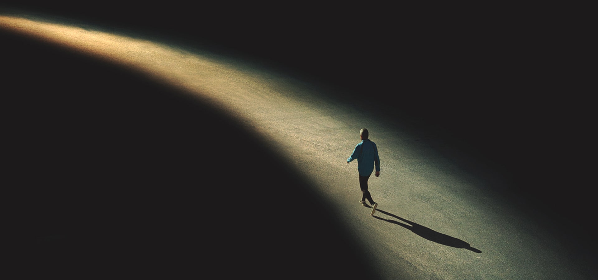 ESTE CAMINHO ESTREITO TAMBÉM NOS SEPARA INTERIORMENTE DE PARENTES E AMIGOS QUE NÃO CONCORDAM COM ELE. MAS É O ÚNICO CAMINHO QUE CONDUZ AO ENCONTRO DE JESUS NAS NUVENS DO CÉU