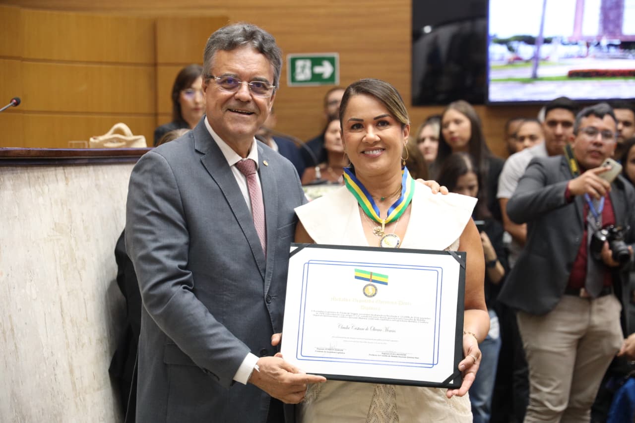 LUCIANO ENTREGA MEDALHA QUINTINA DINIZ À PRIMEIRA-DAMA DE SIMÃO DIAS