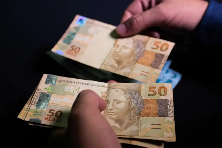 PARA COMBATER LAVAGEM DE DINHEIRO, SAQUES EM ESPÉCIE SERÃO LIMITADS A R$ 100 MIL POR MÊS 