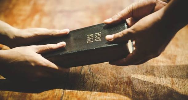 A PESSOA QUE É RENASCIDA SABE: O SENHOR A DEIXOU AQUI NESTA TERRA A FIM DE ANUNCIAR O EVANGELHO LIBERTADOR A OUTRAS ALMAS QUE AINDA ESTÃO PRESAS AO INIMIGO