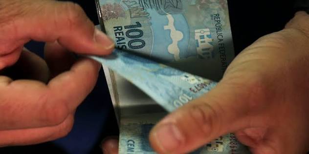 SALÁRIO MÍNIMO DEVERÁ SUBIR PARA R$ 1.741 EM 2027