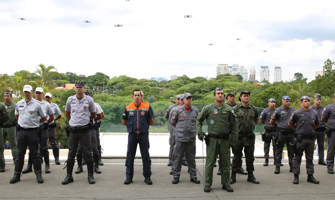 CÂMARA APROVA PROJETO QUE REDUZ TEMPÓ DE TRABALHO MILITAR PARA POLICIAIS E BOMBEIROS PARA APOSENTADORIA